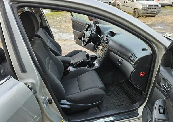 Toyota Avensis cena 9999 przebieg: 320000, rok produkcji 2005 z Łochów małe 106